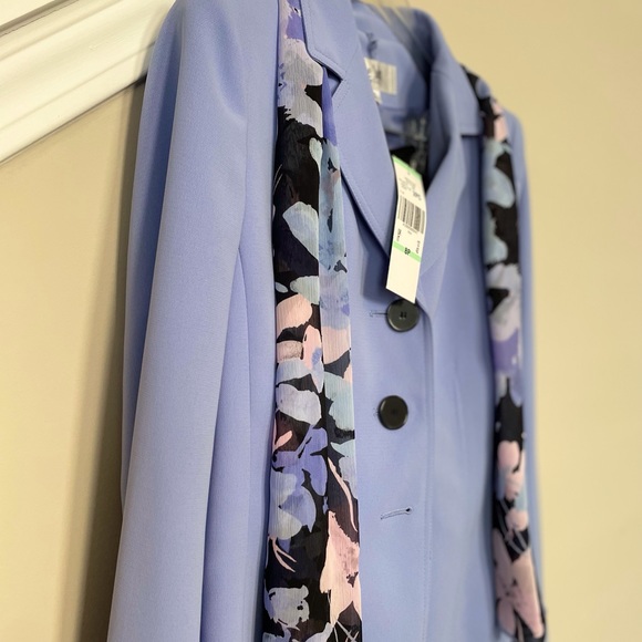 Le Suit Pant Suit, Women’s 2 pc; violet jacket w/black pants. Size 8Petite. NEW - Picture 4 of 13